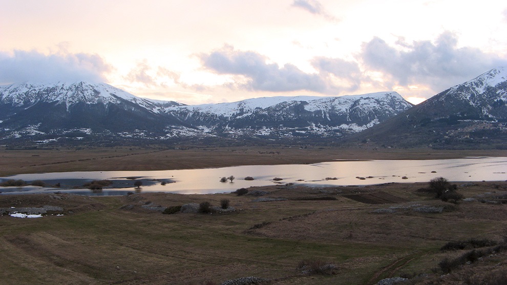 Le Prata di Terranera. Questa Ã¨ una parte dei 4200 ettari che verrebero esclusi dal Parco Regionale Sirente Velino. Una zona umida di grandissimo rilievo naturalistico (come pure parte della Piana di Campo Felice altrettanto esclusa dal previsto taglio). Le conseguenze se venisse aperta alla "gestione venatoria" sono facilmente intuibili, come pure lo sviluppo turistico alberghiero e quello del terziario nella zona della Brecciara tanto auspicato dal Sindaco di Rocca Di Cambio [nota di Salviamo l'orso]