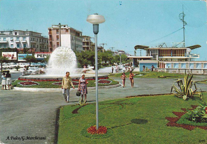 Piazza Primo Maggio con sullo sfondo lo stabilimento 